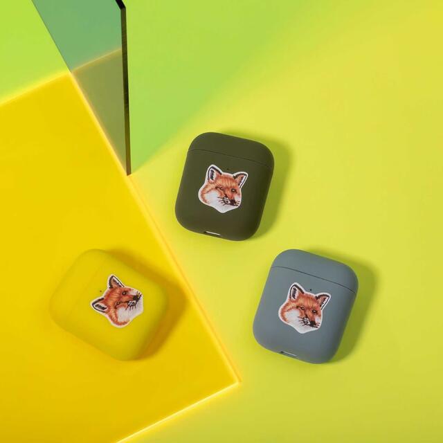 MAISON KITSUNE'(メゾンキツネ)のメゾンキツネ AirPods ケース (イエロー) スマホ/家電/カメラのスマホアクセサリー(モバイルケース/カバー)の商品写真