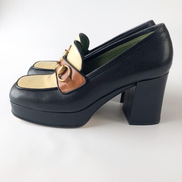 ーファー Gucci 牛革 金具 黒の通販 by el's shop|グッチならラクマ 国産 美品★GUCCI・レザー ホースビット サンダル(371/2) チャンキーヒール サンダル