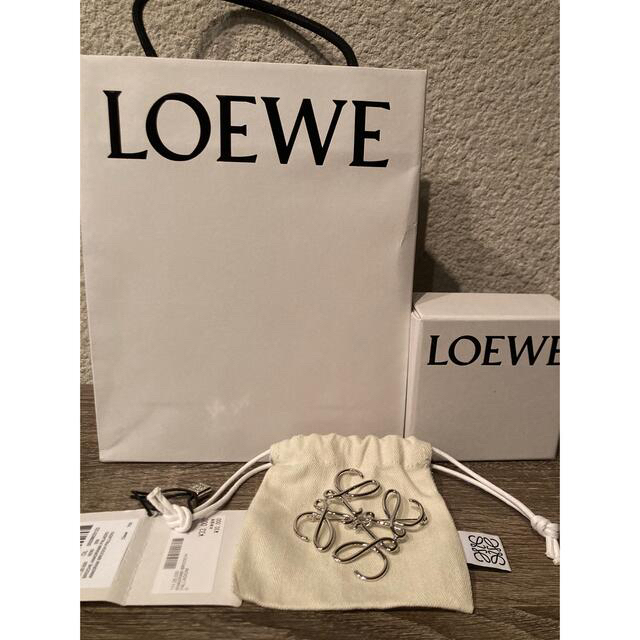 LOEWE(ロエベ)のみぃ様専用 ロエベ ブローチ シルバー レディースのアクセサリー(ブローチ/コサージュ)の商品写真