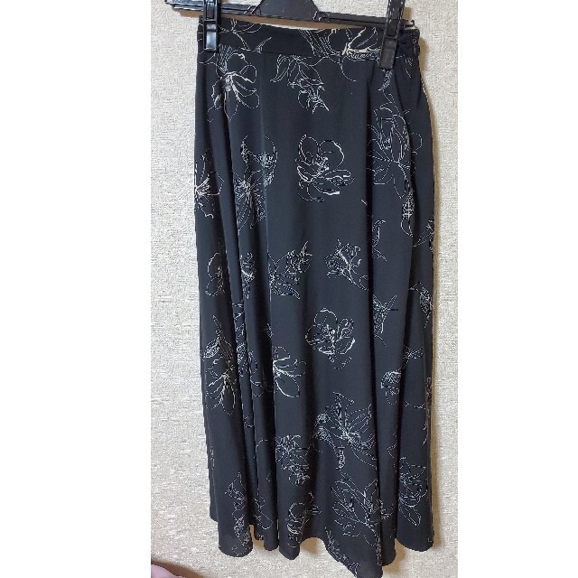 INGNI(イング)のINGNI　花柄　黒　ロングスカート レディースのスカート(ロングスカート)の商品写真