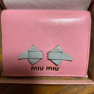 ミュウミュウ(miumiu)の ミュウミュウ 二つ折り財布 5MV204 ピンク グレー(財布)