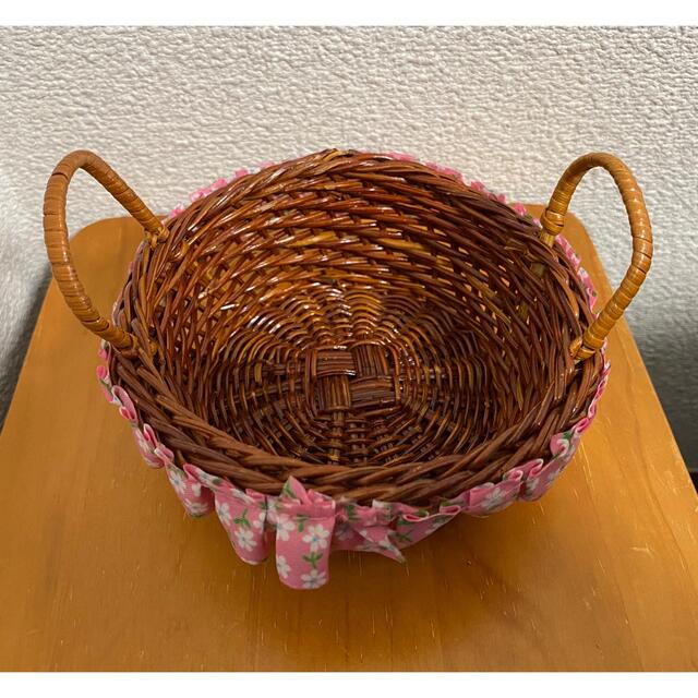 レトロ 藤かご かご バスケット 小物入れ 丸 花柄布フリル付き レトロ 藤かご かご バスケット 小物入れ 丸 花柄布フリル付き