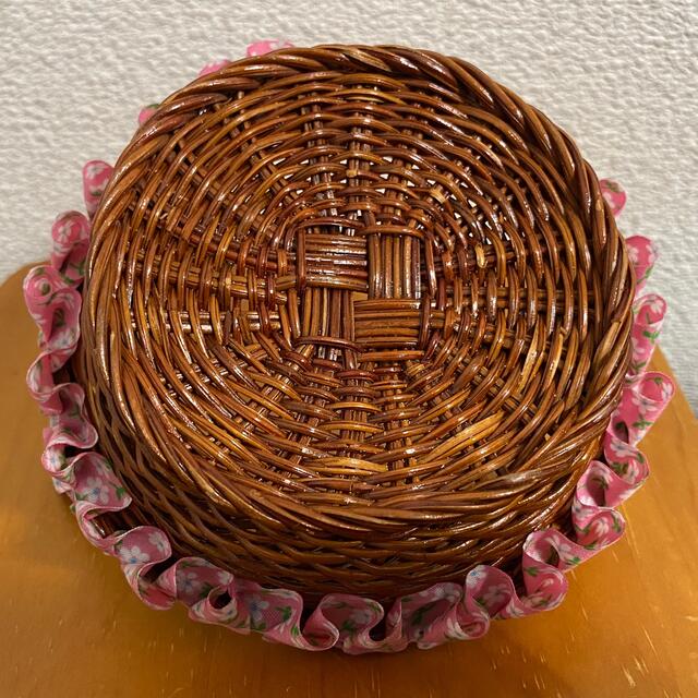 レトロ 藤かご かご バスケット 小物入れ 丸 花柄布フリル付き レトロ 藤かご かご バスケット 小物入れ 丸 花柄布フリル付き