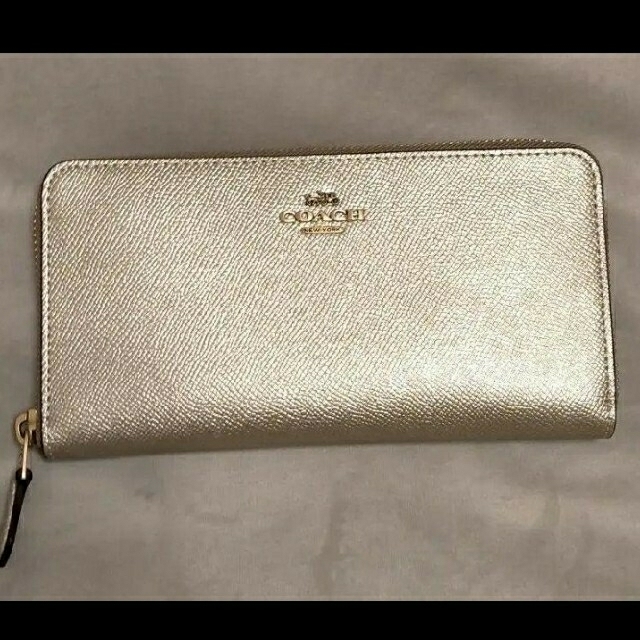 COACH(コーチ)のcoach グレインレザージップウォレット ゴールド レディースのファッション小物(財布)の商品写真