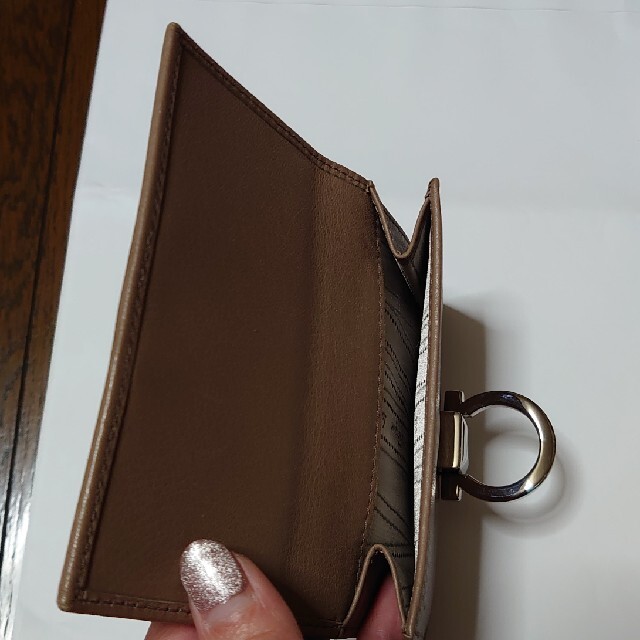 Salvatore Ferragamo(サルヴァトーレフェラガモ)のSalvatore Ferragamo 二折財布 レディースのファッション小物(財布)の商品写真
