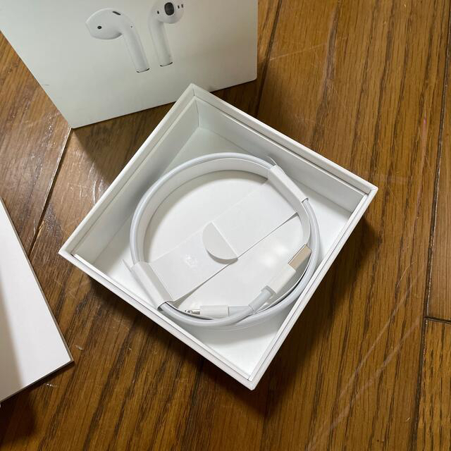 Apple(アップル)のAirPods 第二世代 スマホ/家電/カメラのオーディオ機器(ヘッドフォン/イヤフォン)の商品写真