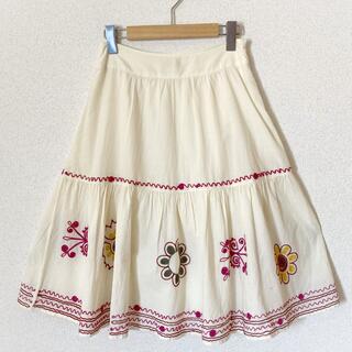 ホコモモラ(Jocomomola)の美品　ホコモモラ　刺繍スカート　フレアスカート　サイズ42  アイボリー(ひざ丈スカート)