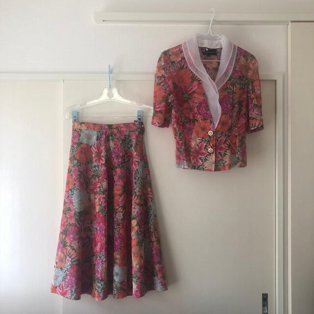 鮮やかな花柄ブラウスとスカートのセットアップスーツ レディースのフォーマル/ドレス(スーツ)の商品写真