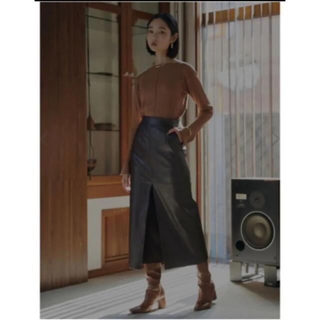 Ameri VINTAGE(アメリヴィンテージ)のDEEP SLIT FAKE LEATHER SKIRT レディースのスカート(ロングスカート)の商品写真