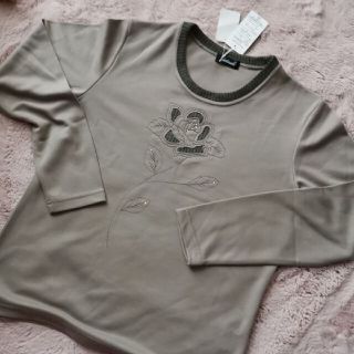 新品未使用 ロンティー バラ カーキ くすみグリーン アースカラー 長袖Tシャツ(Tシャツ(長袖/七分))