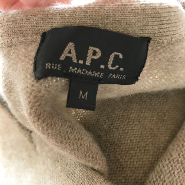 A.P.C(アーペーセー)の購入者ありアー・ペー・セー ニットベスト カシミヤ100％ キャメル サイズM レディースのトップス(ベスト/ジレ)の商品写真