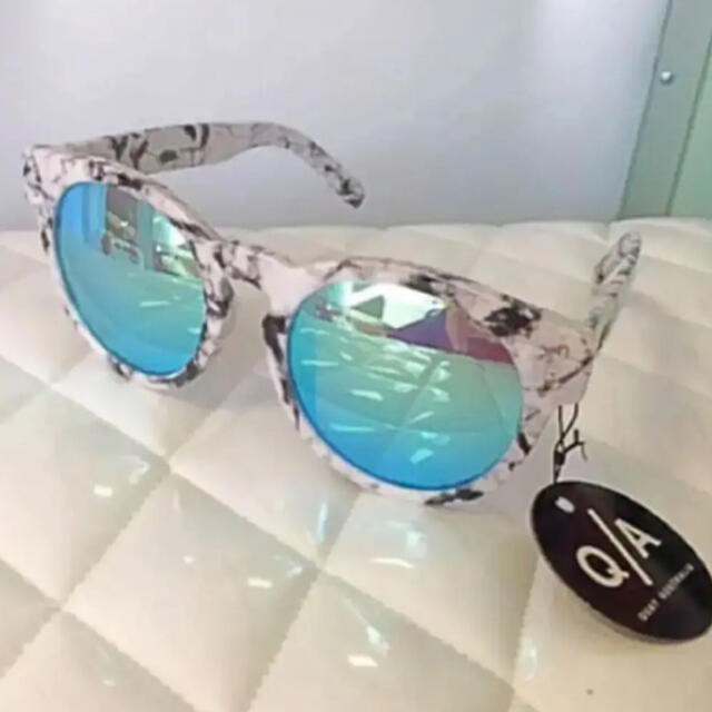 Quay Eyeware Australia(クエイアイウェアオーストラリア)の【新品】QUAY AUSTRALIA SUNGLASSES レディースのファッション小物(サングラス/メガネ)の商品写真