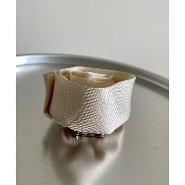 タイシルク　小ぶりコサージュ　直径約6-7cm レディースのアクセサリー(ブローチ/コサージュ)の商品写真