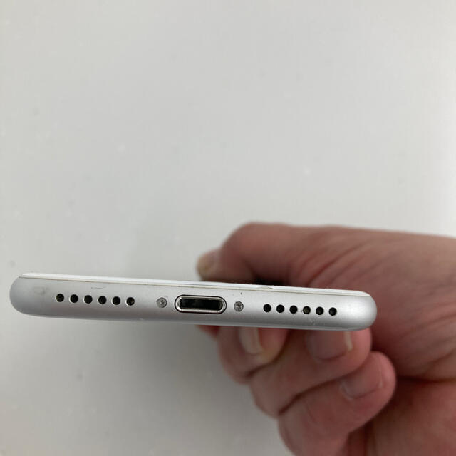 Apple(アップル)のPhone 8 ホワイト　64 GB （iFaceカバー付き） スマホ/家電/カメラのスマートフォン/携帯電話(スマートフォン本体)の商品写真