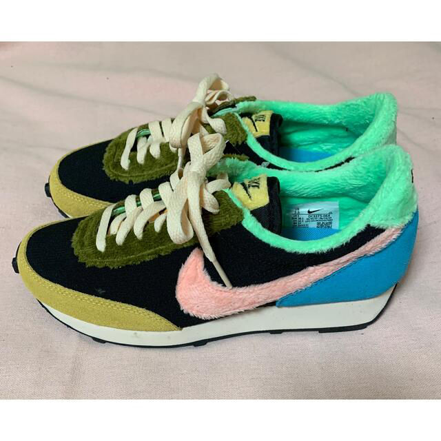 NIKE(ナイキ)の新品 完売品★モフモフとカラフルが可愛過ぎなDAYBREAK🧡✨ レディースの靴/シューズ(スニーカー)の商品写真