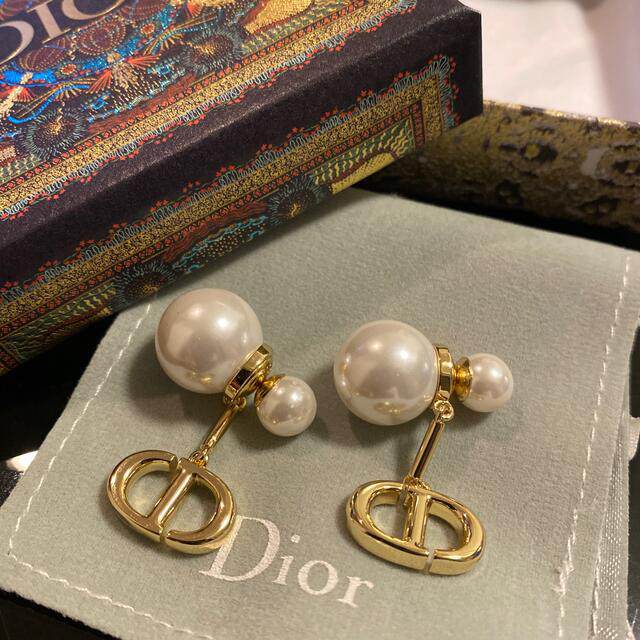 Dior(ディオール)のDIORピアス　残り１つ レディースのアクセサリー(ピアス)の商品写真