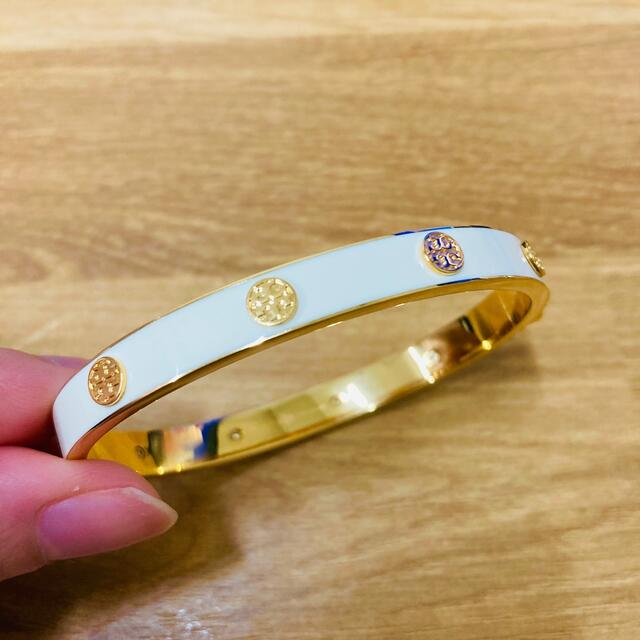 Tory Burch(トリーバーチ)のトリーバーチ ブレスレット 未使用 バングル ロゴ ゴールド金具 レディース レディースのアクセサリー(ブレスレット/バングル)の商品写真