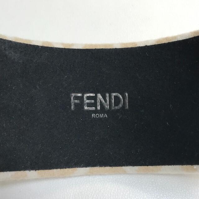 FENDI(フェンディ)のフェンディ FENDI ズッカ柄 ヘアアクセサリー カチューシャ キャンバス ベージュ/ホワイト 美品 レディースのヘアアクセサリー(カチューシャ)の商品写真