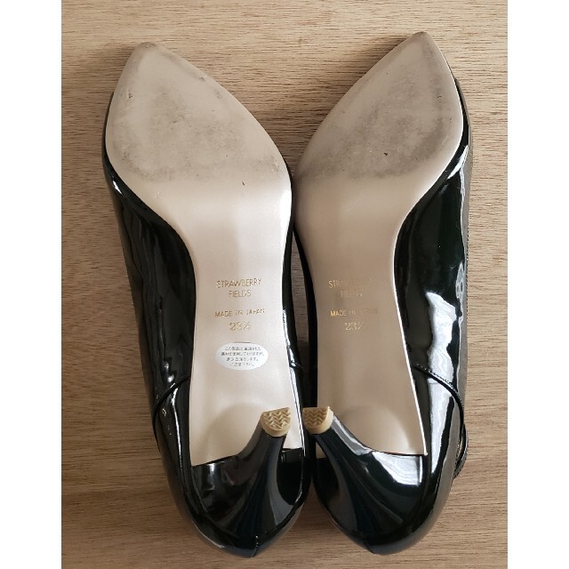 STRAWBERRY-FIELDS(ストロベリーフィールズ)の未使用品レベル　ストロベリーフィールズ　深いグリーンのエナメルパンプス レディースの靴/シューズ(ハイヒール/パンプス)の商品写真