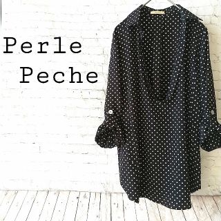 ペルルペッシュ(Perle Peche)の美品定価8,500円ペルルペッシュ★ドレープネックドット柄ブラウス★とろみシャツ(シャツ/ブラウス(長袖/七分))