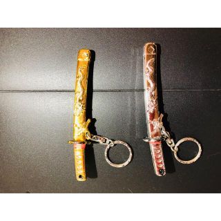 刀剣乱舞など刀好きの人へ　金と銀の刀のキーホルダー(キーホルダー)