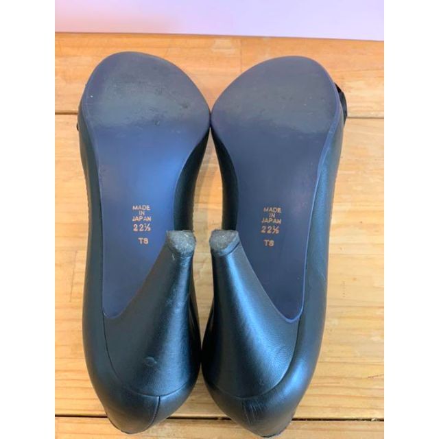 DIANA(ダイアナ)のダイアナ 22.5 パンプス ヒール 本革 レザー 黒 コサージュ レディースの靴/シューズ(ハイヒール/パンプス)の商品写真