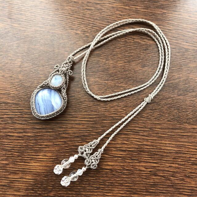 SOLD OUT✨フォロワー様限定✨ブルーレースとレインボームーンのネックレス ハンドメイドのアクセサリー(ネックレス)の商品写真