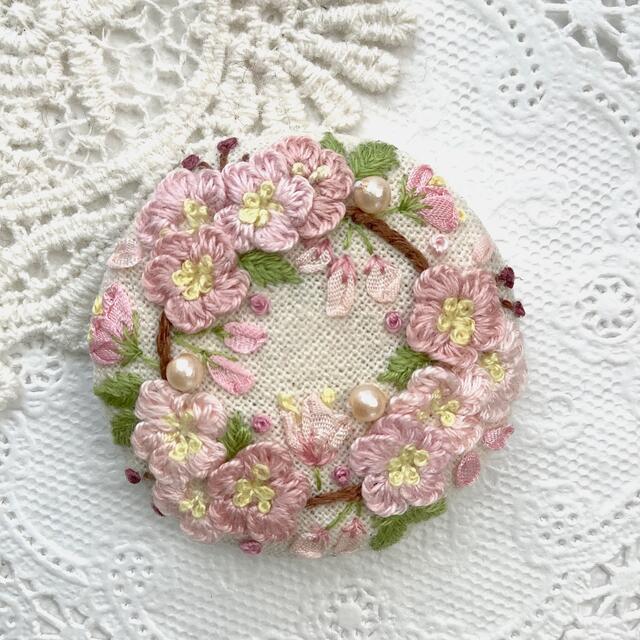 さくら　刺繍ブローチ/ ヘアゴム　ハンドメイド ハンドメイドのアクセサリー(コサージュ/ブローチ)の商品写真