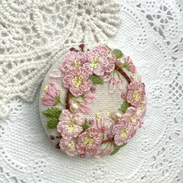 さくら　刺繍ブローチ/ ヘアゴム　ハンドメイド ハンドメイドのアクセサリー(コサージュ/ブローチ)の商品写真