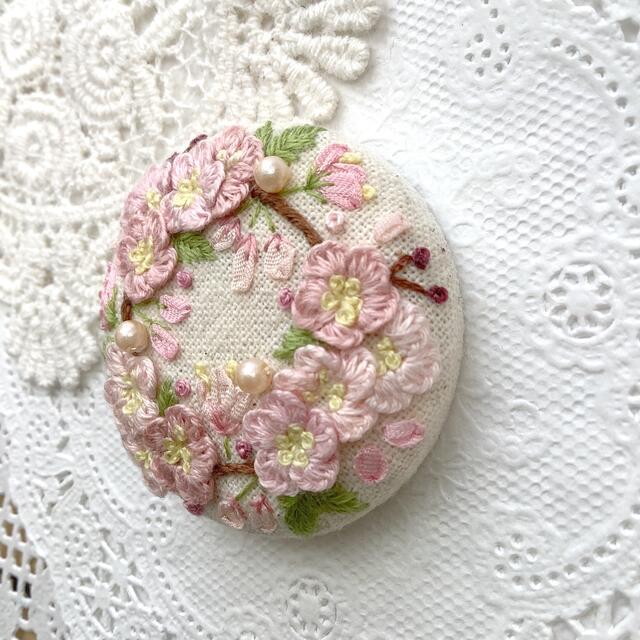 さくら　刺繍ブローチ/ ヘアゴム　ハンドメイド ハンドメイドのアクセサリー(コサージュ/ブローチ)の商品写真