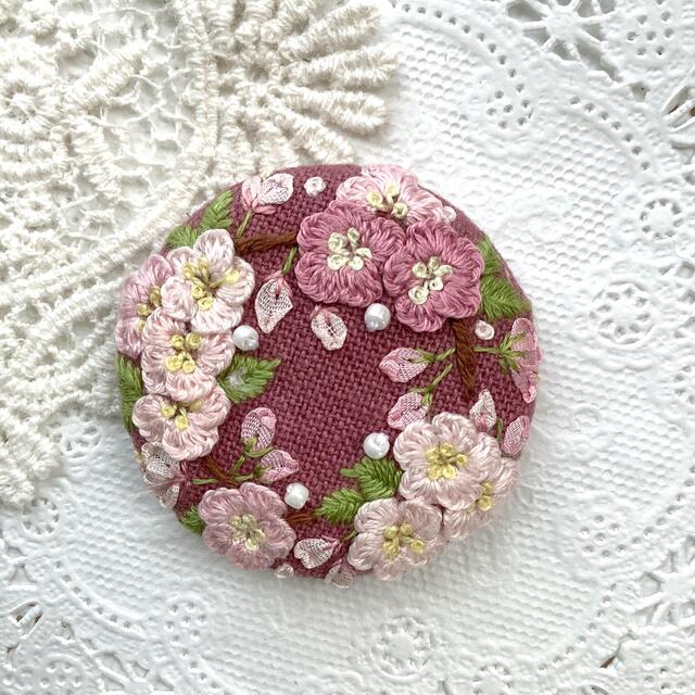 さくら　刺繍ブローチ/ヘアゴム　ハンドメイド ハンドメイドのアクセサリー(コサージュ/ブローチ)の商品写真