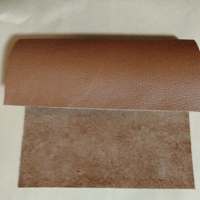 牛革　ハギレ　B5サイズ　5枚セット ハンドメイドの素材/材料(生地/糸)の商品写真