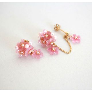 小さな桜の２ホールピアス■ハンドメイド■(ピアス)