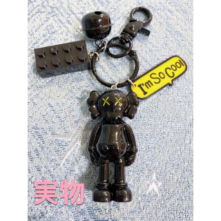 【新品】可愛い　kaws モチーフ キーホルダー　ストラップ　黒  即日発送(キーホルダー)