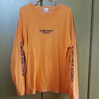 ウィゴー(WEGO)のWEGO オレンジ 袖ロゴロングスリーブTシャツ（L）ビタミンカラー(Tシャツ/カットソー(七分/長袖))