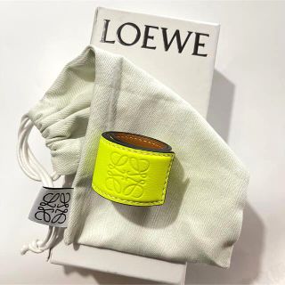 ロエベ(LOEWE)のLOEWE ロエベ スラップ ブレスレット 革 レザー ブレス ネオンイエロー(ブレスレット/バングル)