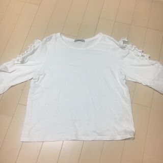 ザラ(ZARA)のZARA 白　フリル　半袖より少し長め(Tシャツ(半袖/袖なし))