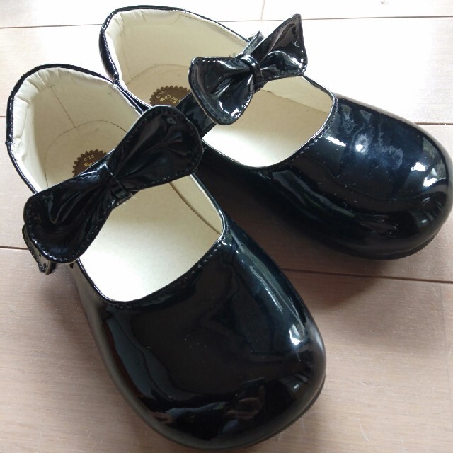 Catherine Cottage(キャサリンコテージ)の冠婚葬祭　発表会　入学式にも　女の子　黒　エナメル　シューズ　キャサリンコテージ キッズ/ベビー/マタニティのキッズ靴/シューズ(15cm~)(フォーマルシューズ)の商品写真