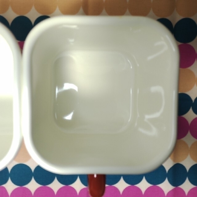 Plune. ホーロースクエアポット レッド 2個+エッグスタンド4個セット インテリア/住まい/日用品のキッチン/食器(容器)の商品写真