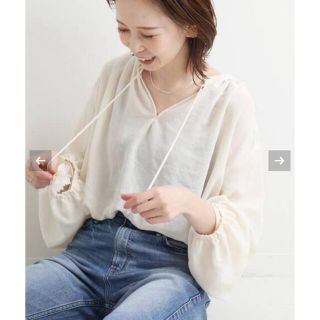 イエナ(IENA)のIENA フラワーポンポンジョーゼットシャツブラウス　新品(シャツ/ブラウス(長袖/七分))