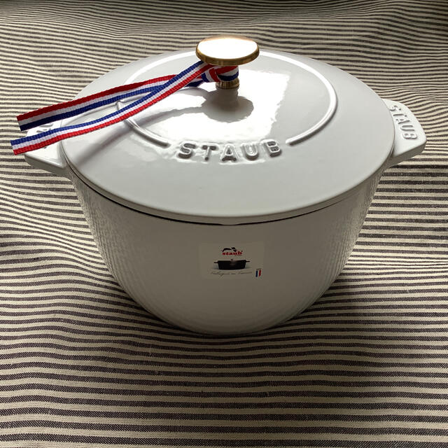 STAUB(ストウブ)の【専用】ストウブ ごはんココット 20　ホワイト 真鍮ノブ インテリア/住まい/日用品のキッチン/食器(鍋/フライパン)の商品写真