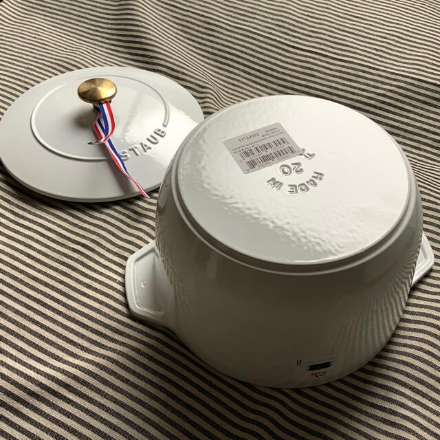 STAUB(ストウブ)の【専用】ストウブ ごはんココット 20　ホワイト 真鍮ノブ インテリア/住まい/日用品のキッチン/食器(鍋/フライパン)の商品写真