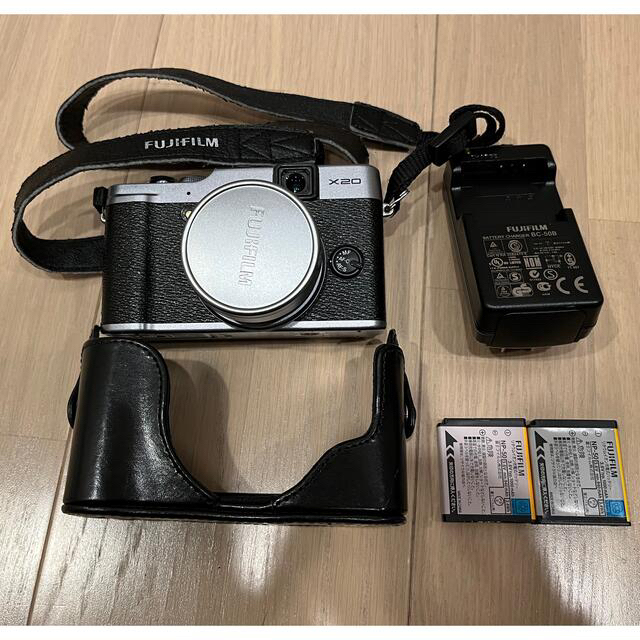 富士フイルム(フジフイルム)の【⭐︎あれもこれも⭐︎様専用】【FUJIFILM】X20 シルバー スマホ/家電/カメラのカメラ(コンパクトデジタルカメラ)の商品写真