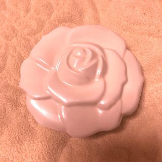 アナスイ(ANNA SUI)のアナスイ バラ ファンデーション パウダー ケース 白(その他)