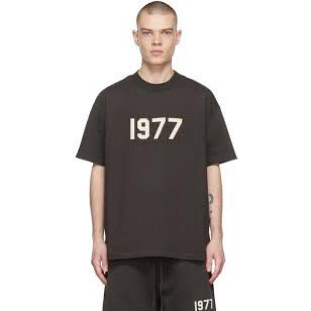 FEAR OF GOD(フィアオブゴッド)のエッセンシャルズ 1977 ブラック Tシャツ チャコール グレー M メンズのトップス(Tシャツ/カットソー(半袖/袖なし))の商品写真