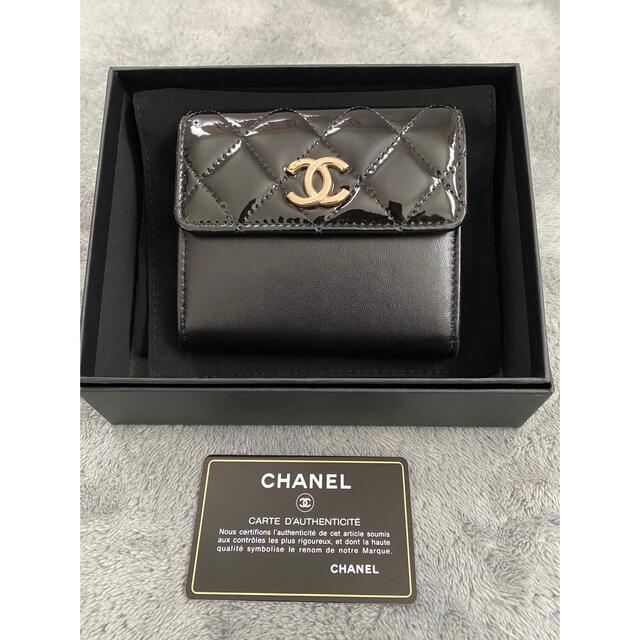 完売品 CHANEL エナメル レザー 折財布 マトラッセ ミニ財布