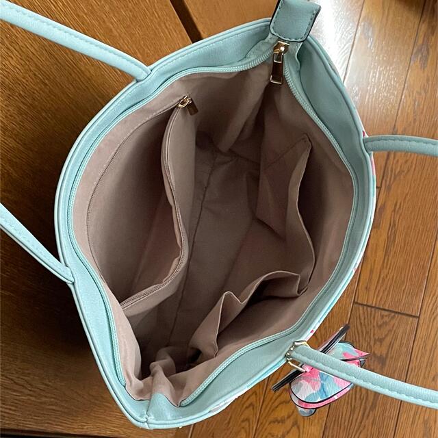 春色　トートバッグ　バラのチャーム付き レディースのバッグ(トートバッグ)の商品写真