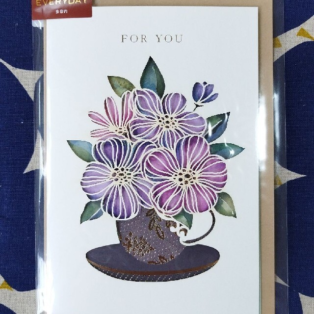 花と花瓶のメッセージカード　パープル インテリア/住まい/日用品のオフィス用品(ラッピング/包装)の商品写真