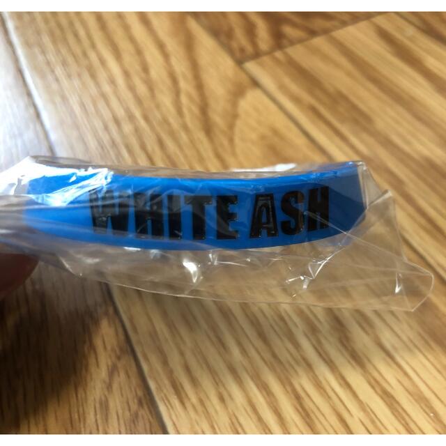 【新品・未開封】 WHITE ASH ホワイトアッシュ　ラバーバンド　ブルー エンタメ/ホビーのタレントグッズ(ミュージシャン)の商品写真