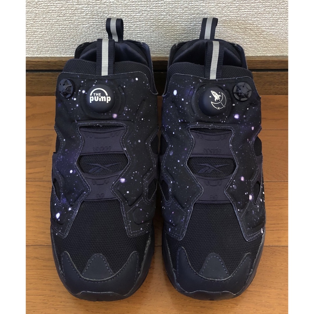 Reebok(リーボック)の25cm 美品 REEBOK PUMP FURY OG 宇宙柄 ネイビー 紺 紫 レディースの靴/シューズ(スニーカー)の商品写真